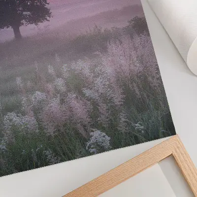 Dekoratyvinis plakatas vienišas medis rūke švelnių pastelinių spalvų danguje