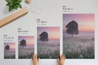 Dekoratyvinis plakatas vienišas medis rūke švelnių pastelinių spalvų danguje