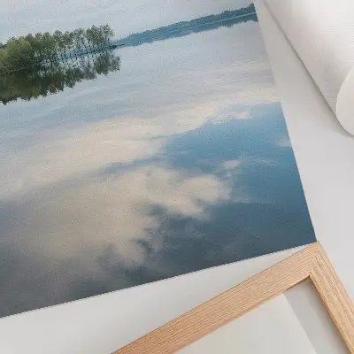 Plakatas svetainei ramus vanduo su medžių atspindžiu danguje ir kraštovaizdžiu