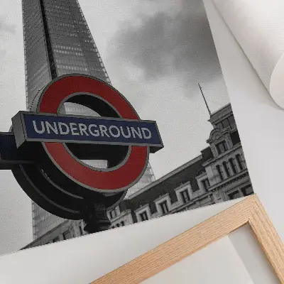 Plakatas moderni dangoraižio ir metro ženklo minimalistinė kompozicija