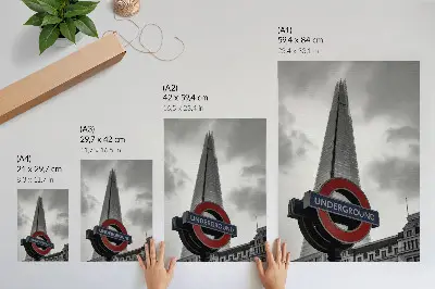 Plakatas moderni dangoraižio ir metro ženklo minimalistinė kompozicija