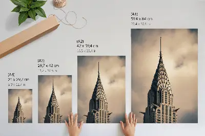 Plakatas elegantiškas bokštas su vizualine simetrija ir architektūrinių formų gausa
