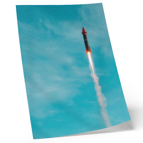 Plakatas svetainei Raketa kyla į mėlyną dangų