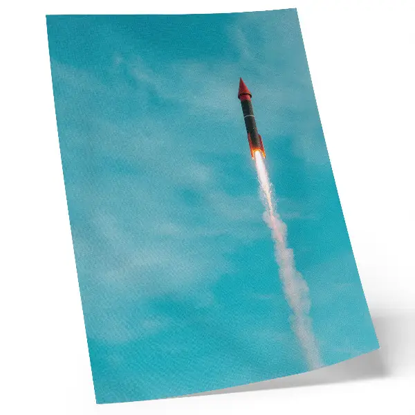 Plakatas svetainei raketa kylanti į mėlyną dangų