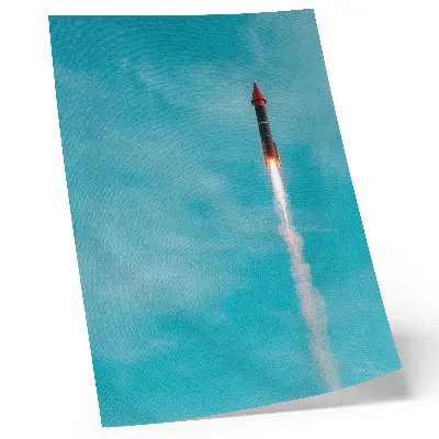 Plakatas svetainei raketa kylanti į mėlyną dangų