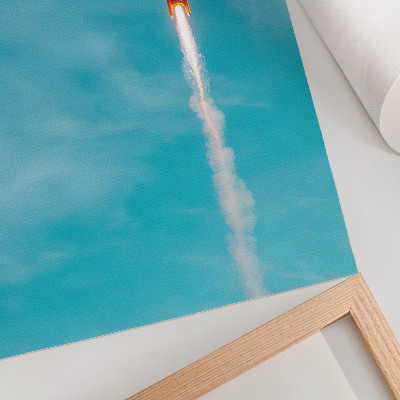 Plakatas svetainei Raketa kyla į mėlyną dangų
