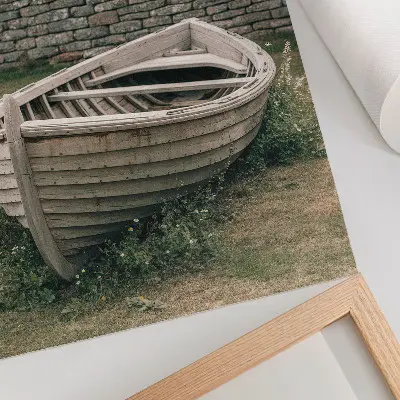 Plakatas svetainei su apleisto laivo ir žolės gamtos peizažu