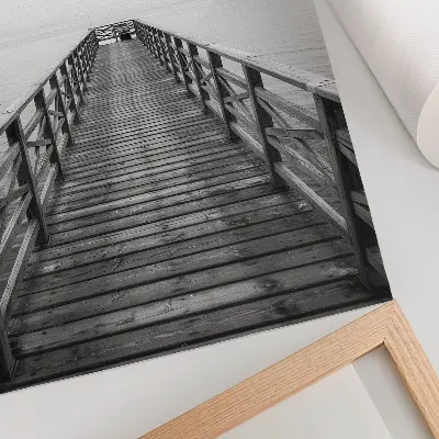 Dekoratyvinis plakatas juodai baltas minimalistinis prieplaukos ir ramaus vandens peizažas
