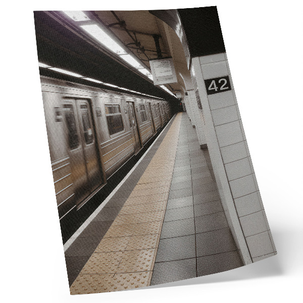 Plakatas Moderni metro platforma, dinamiška architektūrinė erdvė