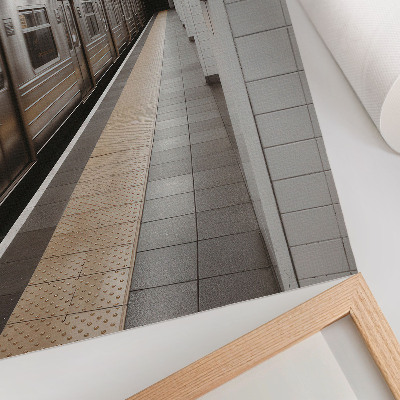 Plakatas Moderni metro platforma, dinamiška architektūrinė erdvė