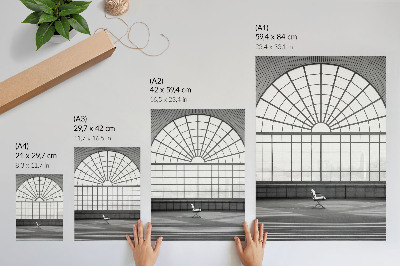 Sieninis plakatas Minimalistinė kėdė su dideliais arkiniais langais.