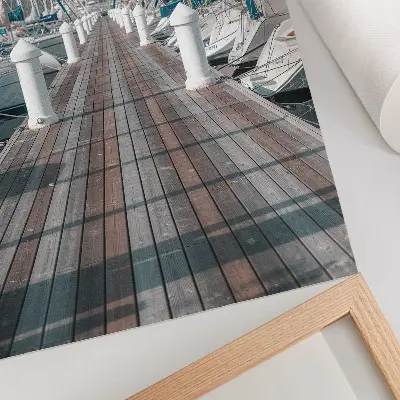 Dekoratyvinis plakatas su jachtų prieplaukos prie jūros ir mėlyno dangaus simetrijos vaizdu