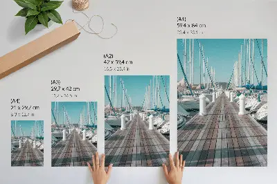Dekoratyvinis plakatas su jachtų prieplaukos prie jūros ir mėlyno dangaus simetrijos vaizdu