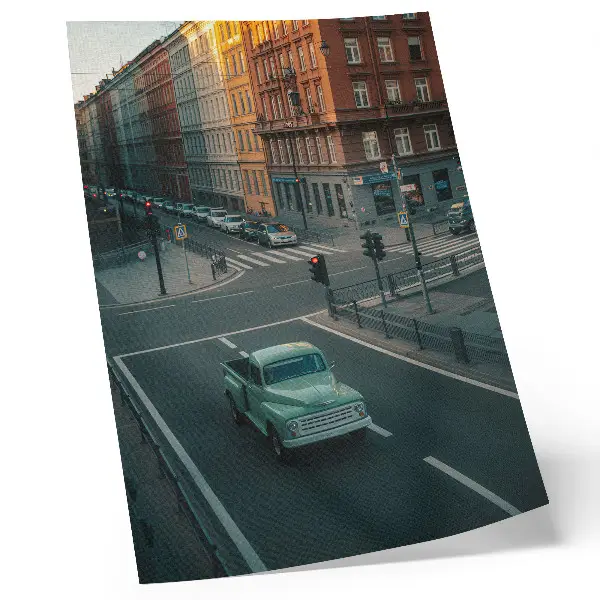 Dekoratyvinis plakatas retro automobiliai daugiabučių namų fone saulėlydžio atmosferoje