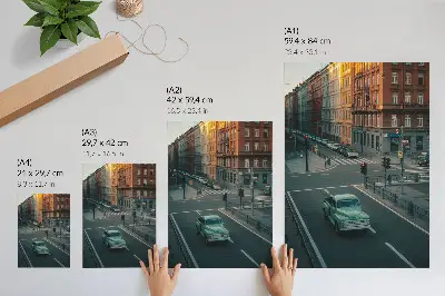 Dekoratyvinis plakatas retro automobiliai daugiabučių namų fone saulėlydžio atmosferoje