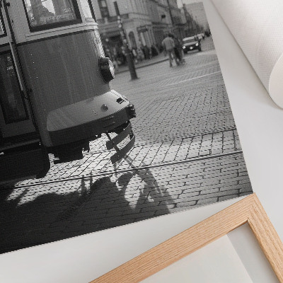 Dekoratyvinis plakatas Juodai baltas tramvajus miesto centre