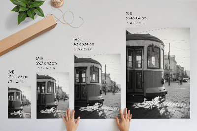 Dekoratyvinis plakatas Juodai baltas tramvajus miesto centre