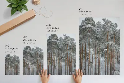 Dekoratyvinis plakatas žiemos miškas su sniegu ir medžiais, spinduliuojantis taiką bei gamtos harmoniją