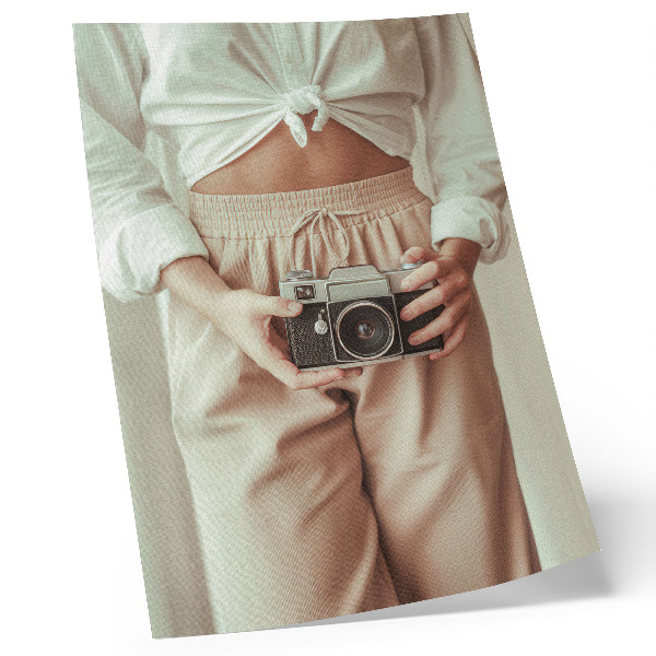 Dekoratyvinis plakatas Asmuo retro fotoaparatas ryškus audinys elegancija