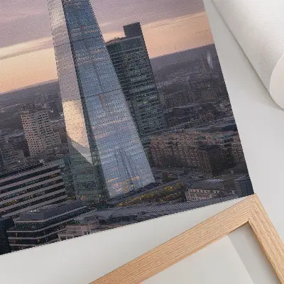 Sieninis plakatas dangoraižis saulėlydžio fone mieste