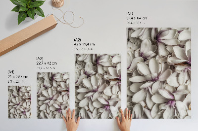 Plakatas svetainei Balti žiedlapiai purpuriniame gėlių rašte su gamtos efektu