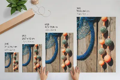 Plakatas svetainei spalvingi plūdurai ant medinės sienos su jūros akcentais