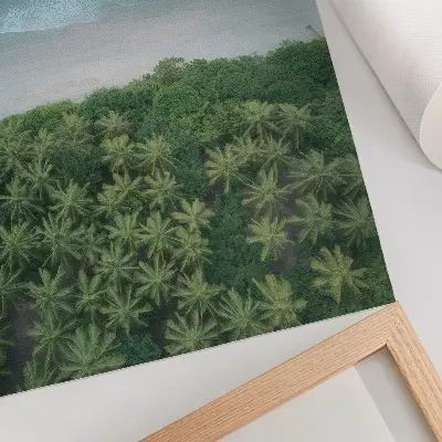 Sieninis plakatas paplūdimys su turkio spalvos bangomis ir palmėmis harmonijos bei ramybės motyvu