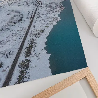 Dekoratyvinis plakatas snieguotas peizažas su minimalistiškai atvaizduotu mėlynu vandeniu