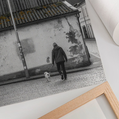 Dekoratyvinis plakatas Žmogus su šunimi priešais seną pastatą