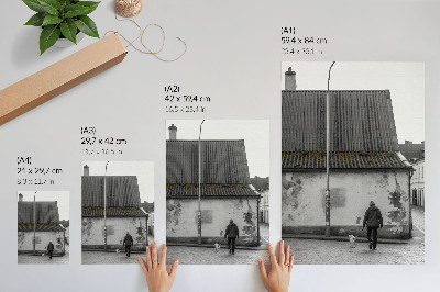 Dekoratyvinis plakatas Žmogus su šunimi priešais seną pastatą