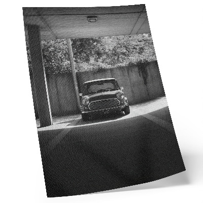 Plakatas svetainei Klasikinis juodai baltas automobilis garaže
