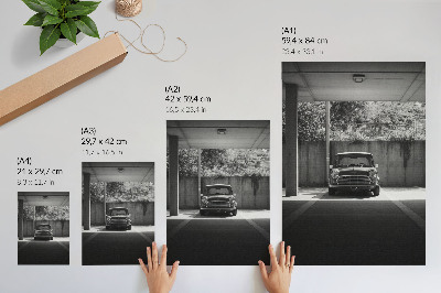 Plakatas svetainei Klasikinis juodai baltas automobilis garaže