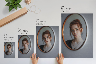 Dekoratyvinis plakatas Moteris veidrodyje, šiltos spalvos, ramybės išraiška