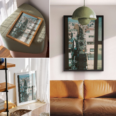 Plakatas svetainei Modernus miesto peizažas su kalnais
