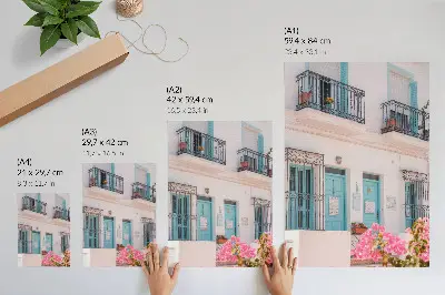 Dekoratyvinis plakatas pastelinės mėlynos spalvos balkono detalės su gėlėmis