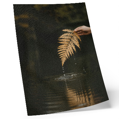 Dekoratyvinis plakatas Papartis virš vandens, harmoningi lašai, atspindys