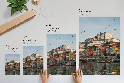 Plakatas spalvingi daugiabučiai, elegantiški laivai ir kirai