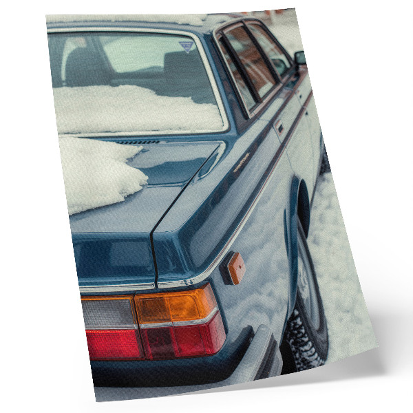 Dekoratyvinis plakatas Retro automobilis sniego mėlyname baltame fone