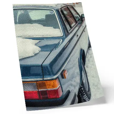 Dekoratyvinis plakatas retro automobilis sniego mėlyname ir baltame fone