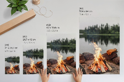Plakatas svetainei Laužas ežeras miškas akmenys poilsis gamta