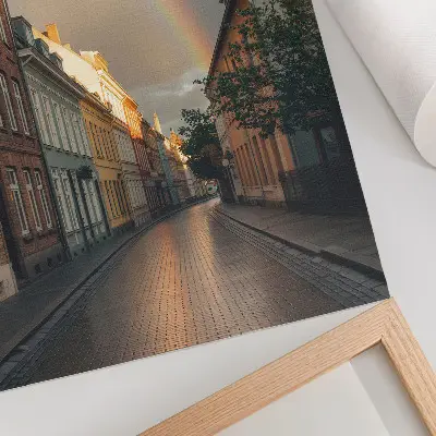 Plakatas spalvingi daugiabučiai, vaivorykštė ir debesuotas dangus