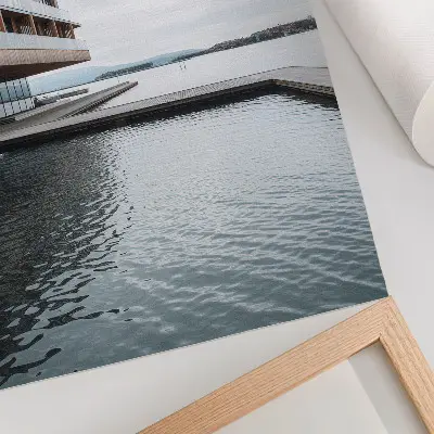 Plakatas svetainei modernus pastatas prie vandens su medžio ir stiklo elementais