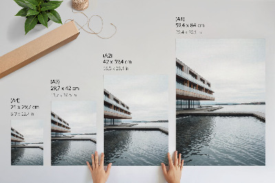 Plakatas svetainei Modernus pastatas prie vandens, minimalizmas, medis, stiklas