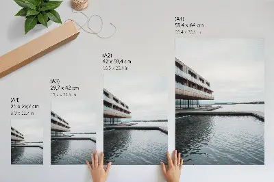 Plakatas svetainei modernus pastatas prie vandens su medžio ir stiklo elementais