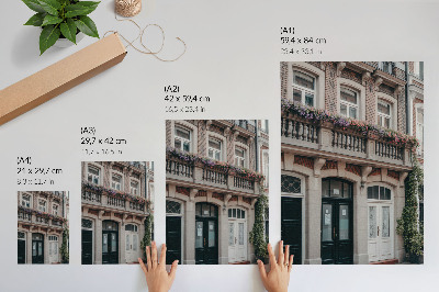 Plakatas Gėlės balkone, plytų fasadas, klasikinis stilius