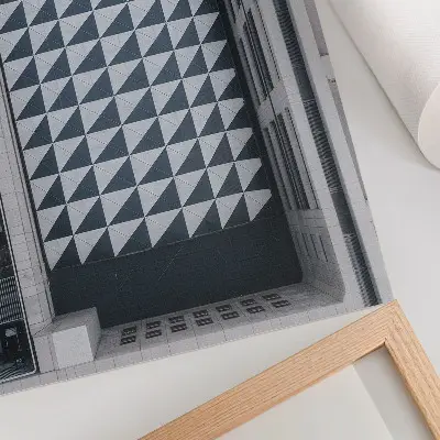 Dekoratyvinis plakatas elegantiški geometriniai raštai ir futuristinė architektūra