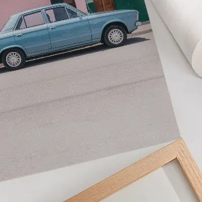 Plakatas su klasikinių automobilių ir pastelinių pastatų retro motyvais