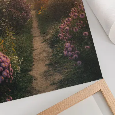 Sieninis plakatas žavingos sodo tako gėlės ryto rūke