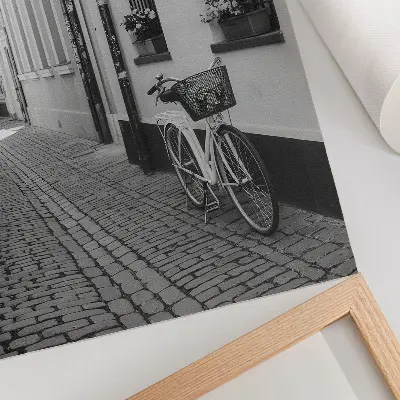 Plakatas gatvės vaizdas su daugiabučiais, gėlėmis ir dviračiu nespalvotas