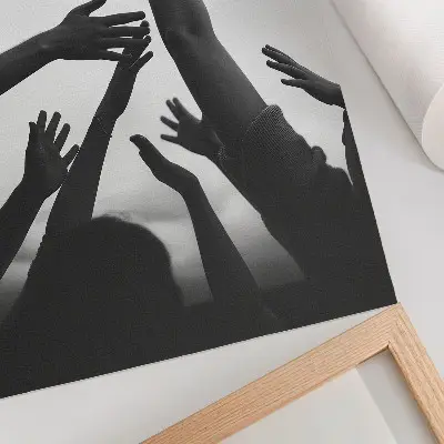 Sieninis plakatas minimalistinio stiliaus pakeltos rankos
